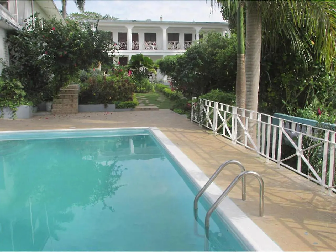 Paradise Brandon Hill Guest House 蒙特哥贝 2*,  牙买加